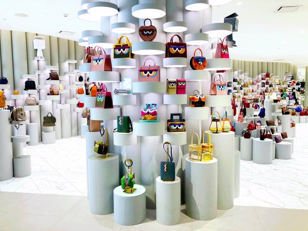 How to Select a Structured Handbag That Balances Functionality and Elegance?